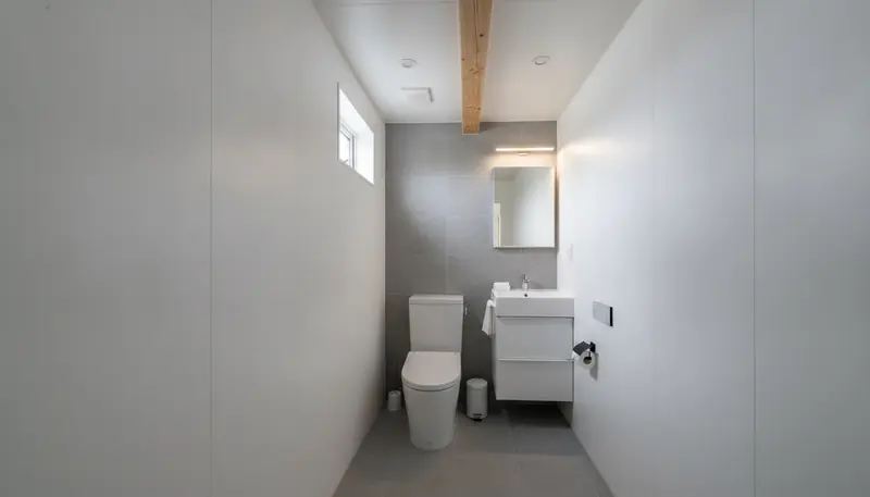戸建て(広め)のトイレをシンプルモダンに。白いフラットな洗面台が主役。