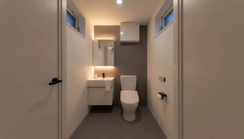 賃貸・コスト重視のトイレをシンプルモダンに。白いフラットな洗面台が主役。