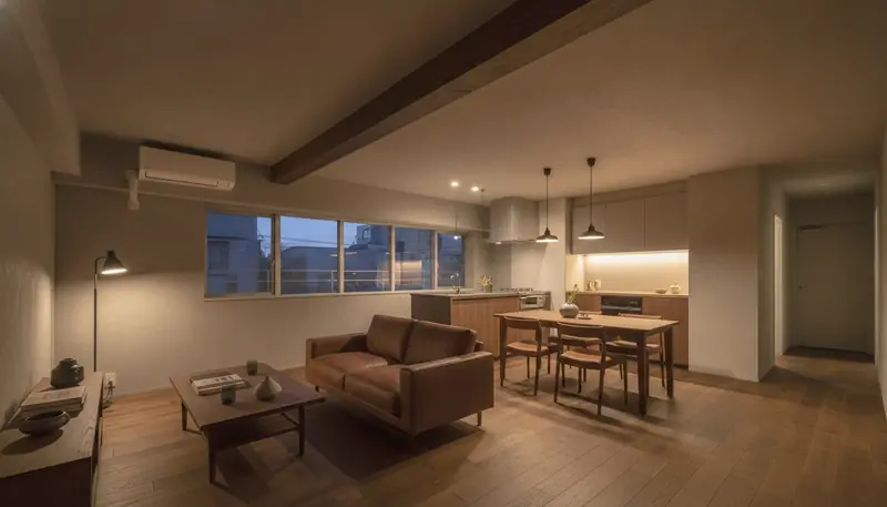 築古マンション(コンパクト)のLDKを大人に。濃い木目が主役。