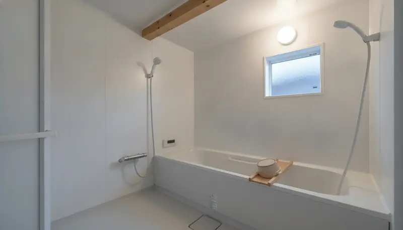 戸建て(広め)の浴室を清潔感に。白い壁パネルが主役。