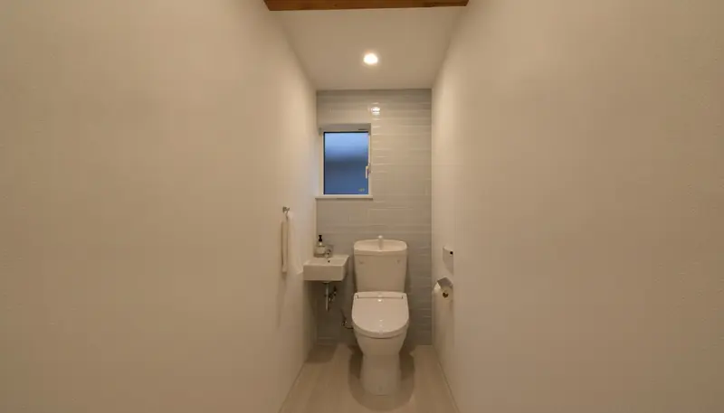 戸建て(広め)のトイレを清潔感に。白い便器が主役。
