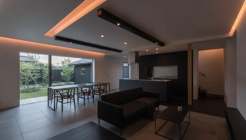 戸建て(広め)のLDKをスタイリッシュに。黒と濃グレーの面材が主役。