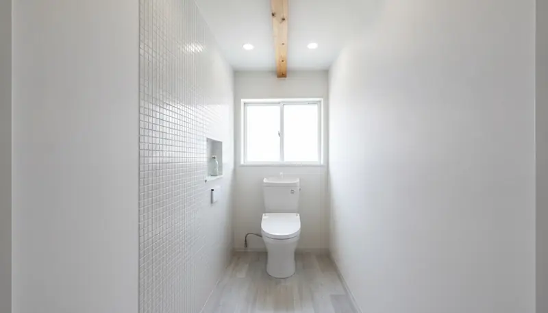 賃貸・コスト重視のトイレを清潔感に。白い便器が主役。
