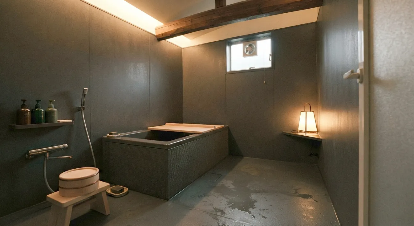 築古マンション(コンパクト)の浴室を和モダンに。墨色の壁パネルが主役。